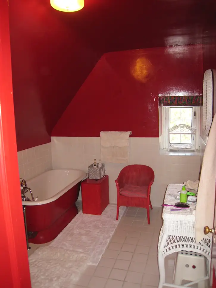 Top floor guest bathroom before renovation